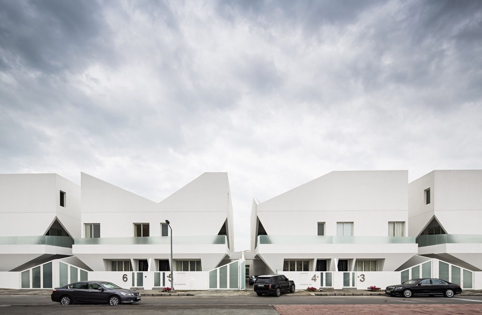 充满雕塑感的活力折线住宅,科威特 / studio madouh