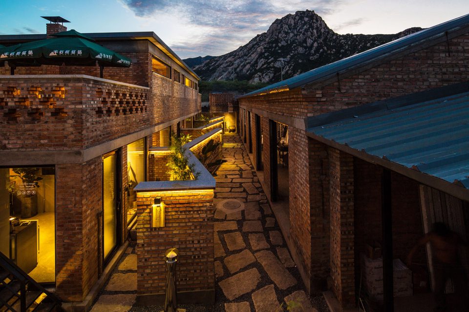 ▼设计保留了原有的建筑红砖结构,the designer retains the original