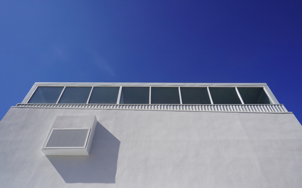 ▼高侧窗让阳光洒入室内,the high side window invites the sunlight