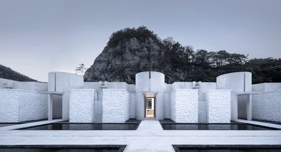 ▼石头外墙和白水泥圆筒,stone facades and white concrete floor