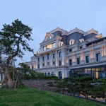 Qingdao Tides Rise Hotel by Leeko Architects
