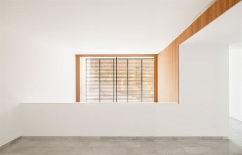 狭长用地上的明亮宅屋，巴塞罗那 / Alventosa Morell Arquitectes
