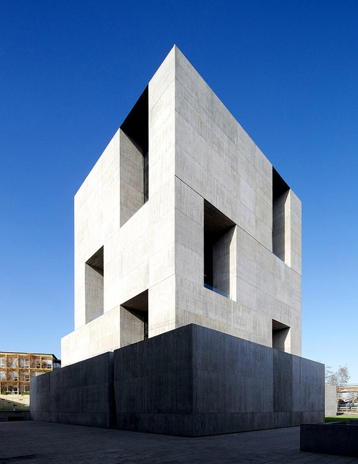 alejandro aravena对gooood如是说:"该建筑的严整几何造型与极