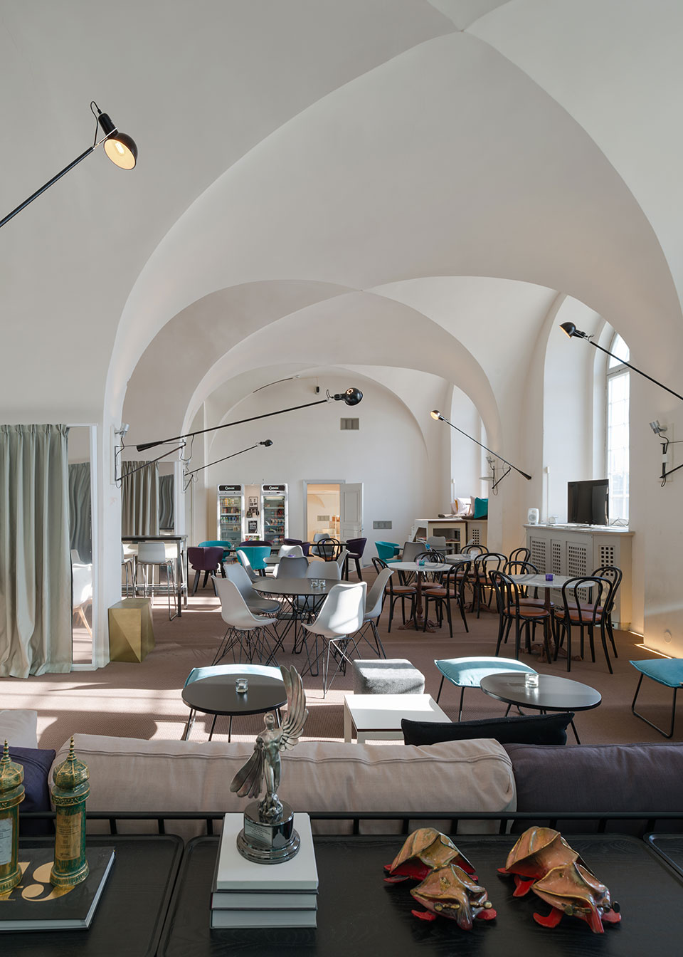 浓郁的繁忙艺术工作室气息.