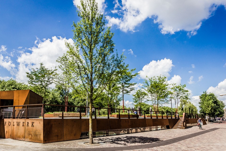 公园高出街道标高1,4米。拥有三个楼梯和一个电梯。The park lies about 1,4 metres above street level and opens to the public by three stairs and a lift. (photo: Niels van Empel)