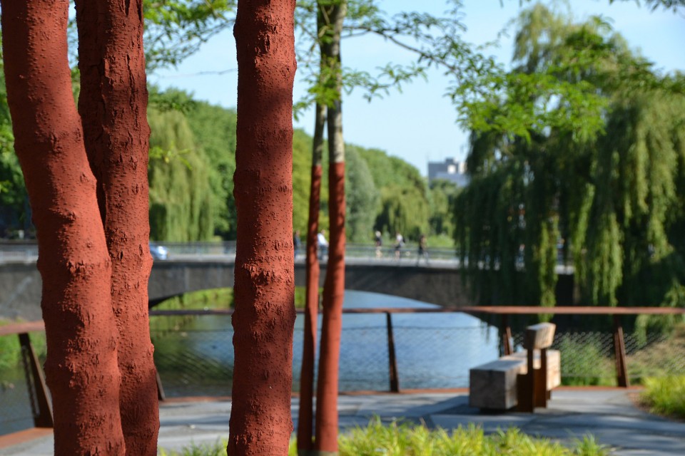 树干被涂上与锈蚀钢板(耐候钢)相同的颜色。Cheeky auburn painted tree trunks. (photo: Rosanne Schrijver)