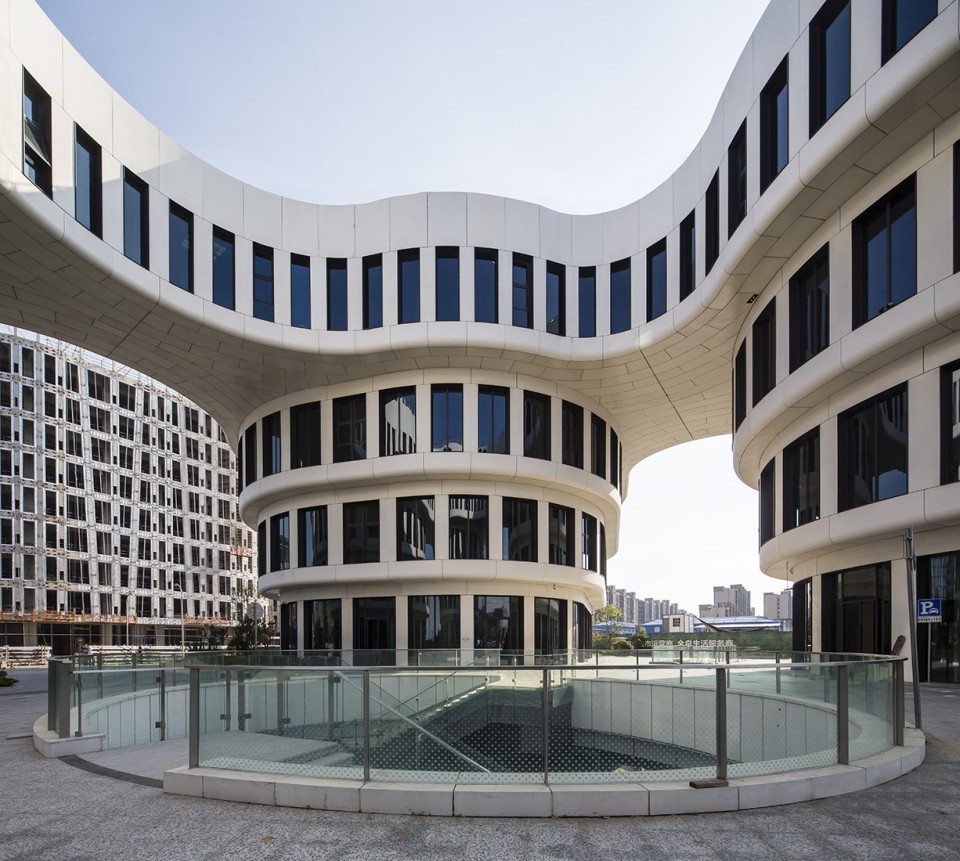 006 first phase of business park at Shanghai Honqiao Airport by mvrdv (5)