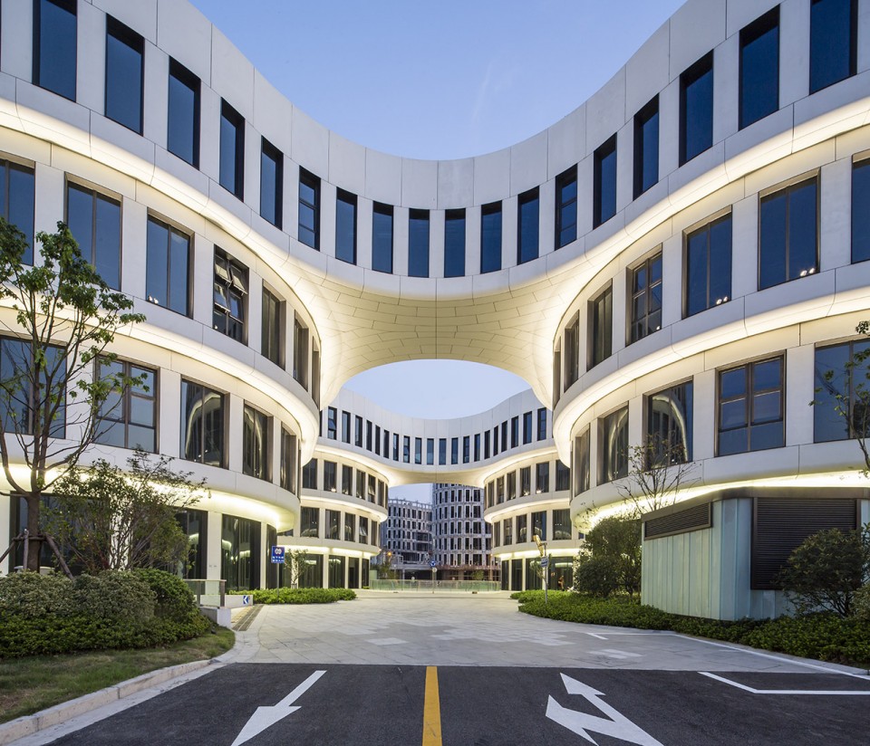 009 first phase of business park at Shanghai Honqiao Airport by mvrdv (8)