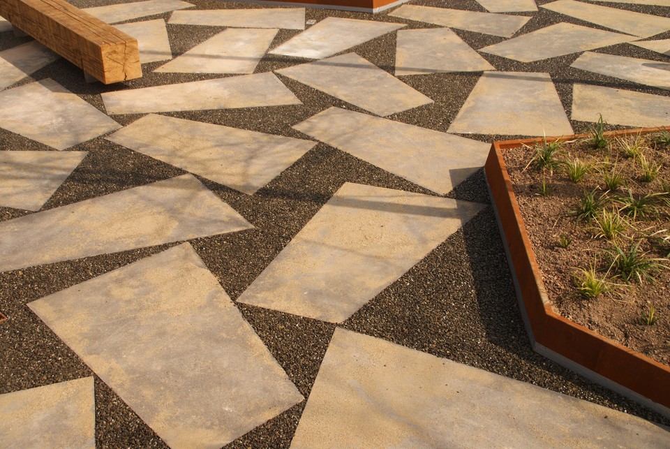 在碎石地面上的混凝土砖如同浮冰。Concrete tiles, specially designed for this project, lie like ice floes in penetrable gravel carpet. (photo: Martien van Osch)