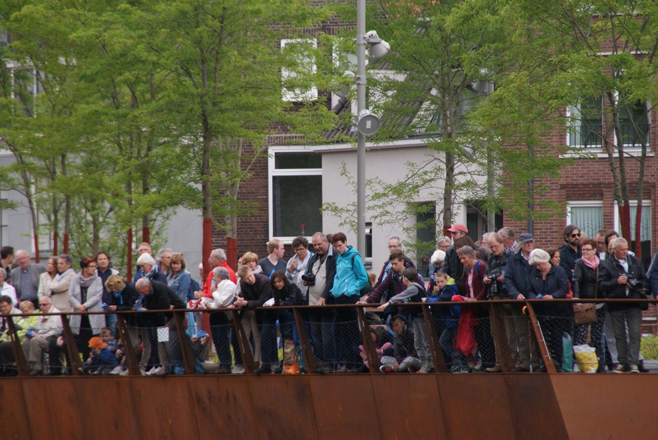 人们在公园上观看河面上进行的艺术表演。Rooftop park as gallery for spectators watching an artistic procession over the water.(photo: Martien van Osch)