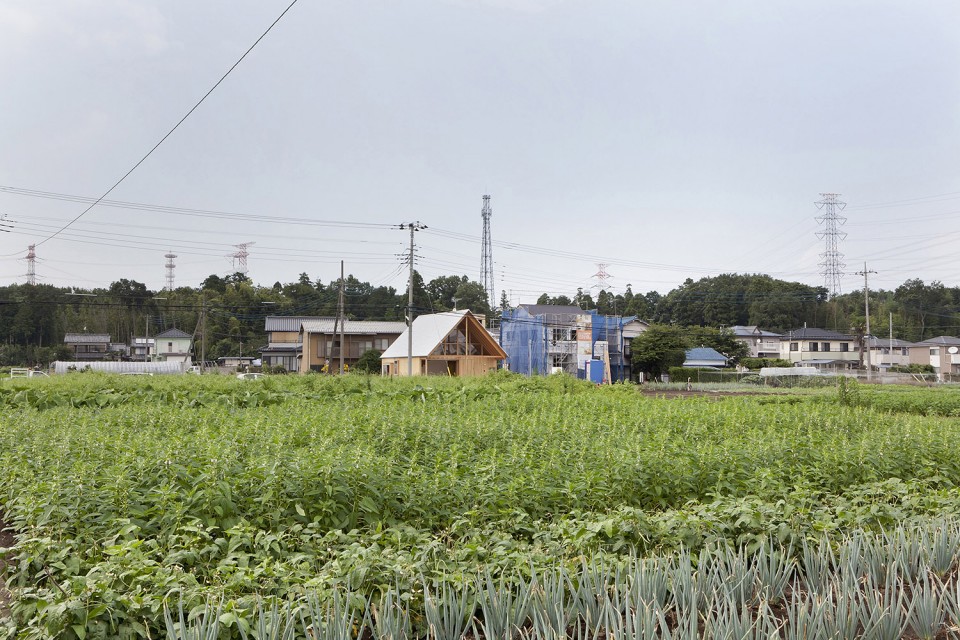 001-A gabled roof in Kawagoe by Hidetoshi Sawa
