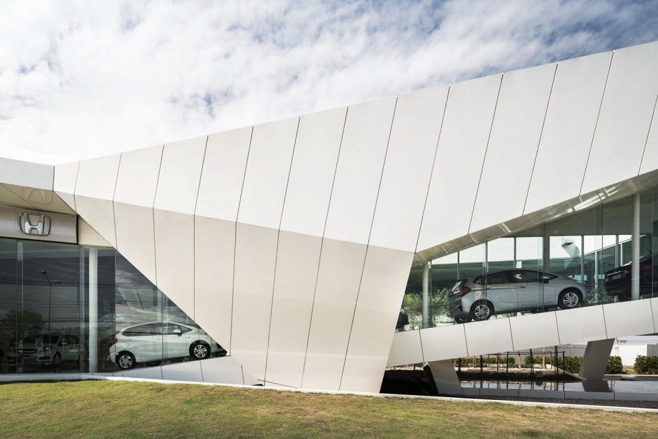 003-HONDA NAKORNCHAISRI showroom by OFFICE AT1