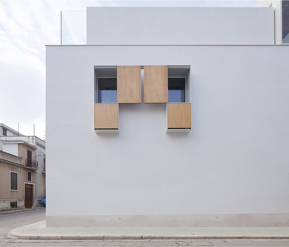 卧室小窗,外设木质白页。其造型是建筑立面的耀眼元素。facade