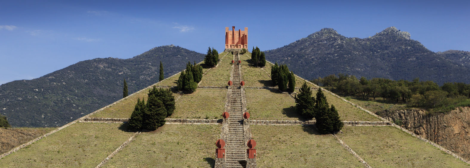 金字塔豐碑,加泰羅尼亞 / ricardo bofill taller de arquitectura