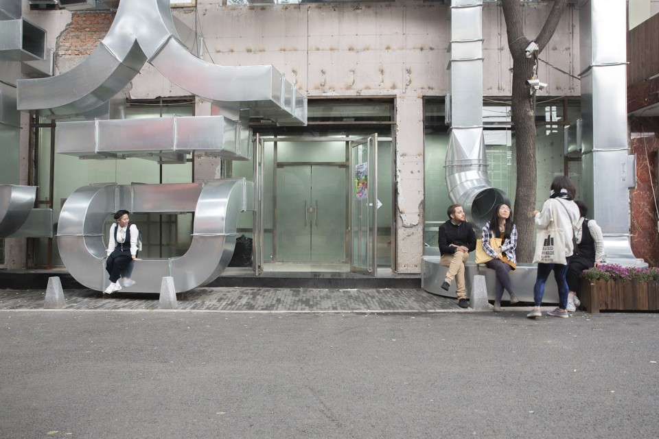 装置底部可作为街道家具 facade street furniture