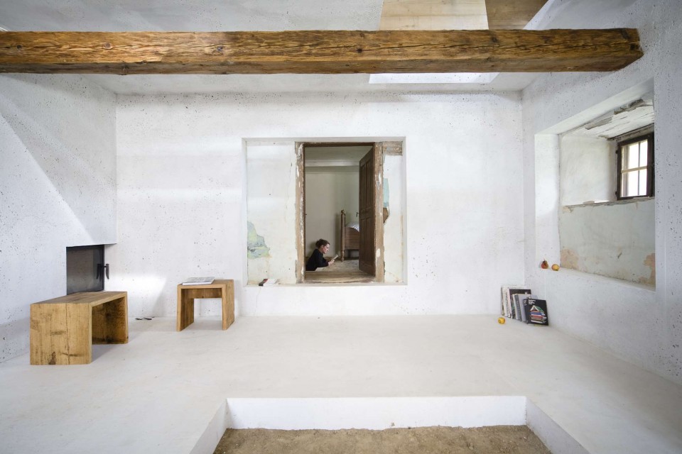 起居室,图片前侧的方形凹陷有可能是曾经火塘的位置 the parlor is one of the exclusive warm core before。the square in the middle was reserved