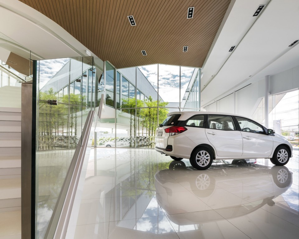 011-HONDA NAKORNCHAISRI showroom by OFFICE AT1