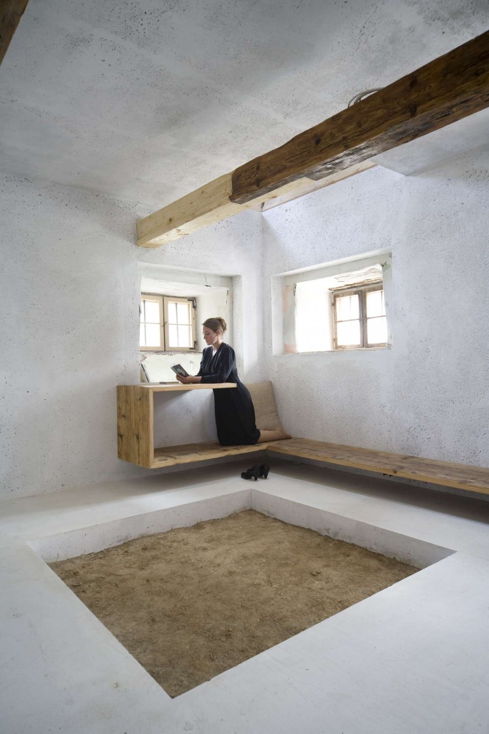 起居室的东南角,从原有建筑拆下来的木料被用作制作新的家具 the material removed from old building was used to make furniture for new room.