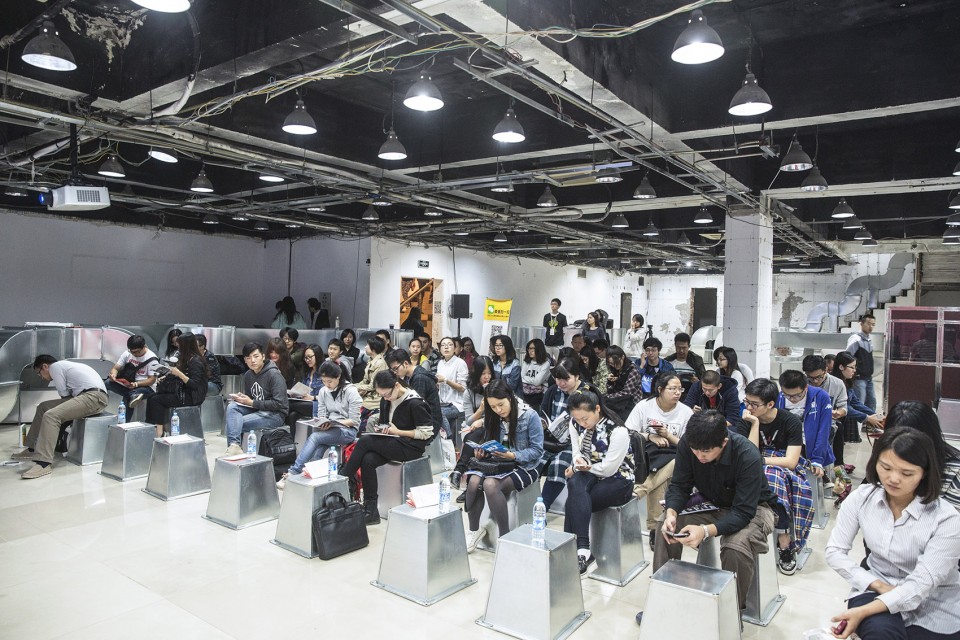 地下礼堂 basement auditorium