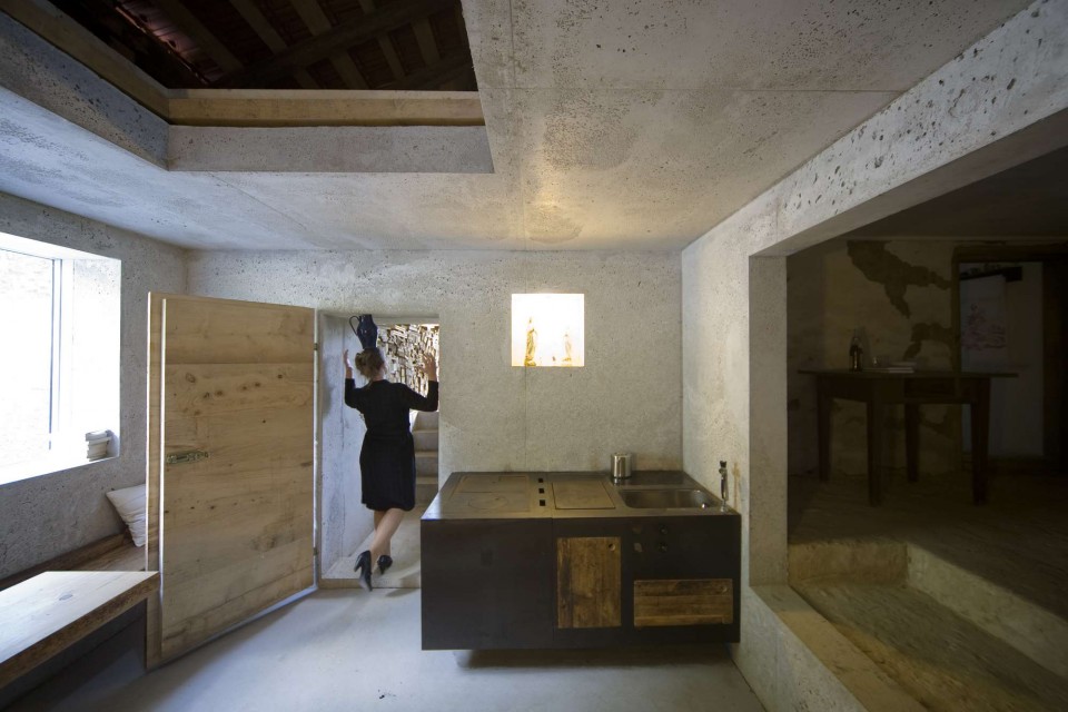 厨房 厨房是一个全新的带开窗的混凝土盒子 kitchen space is a new volume of concrete with a big opening
