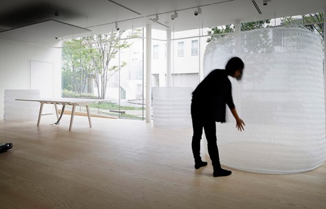 “嘣，嘣”跳动的站立织物 / Jo Nagasaka / Schemata Architects