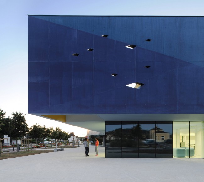 013-13-Art and Conference Centre,Inter-Generation Centre,and Tourist Office by Dominique coulon and associes-013