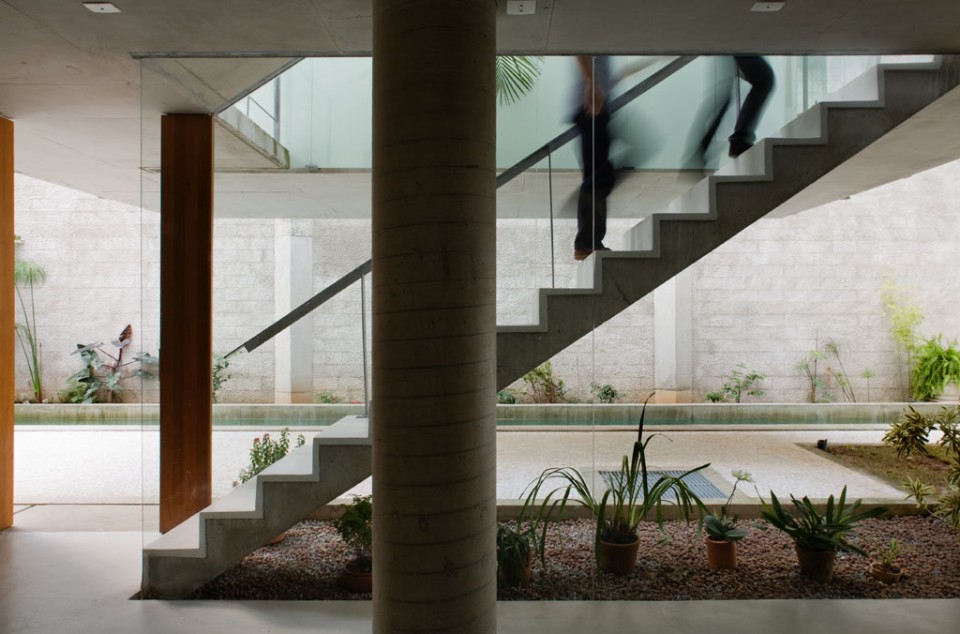 015-HOUSE IN CARAPICUIBA by spbr arquitetos