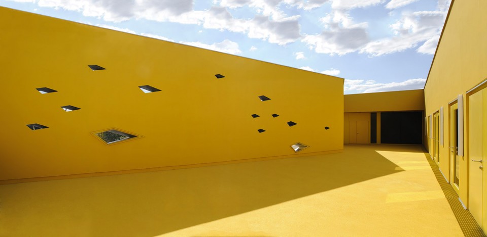 017-17-Art and Conference Centre,Inter-Generation Centre,and Tourist Office by Dominique coulon and associes-017