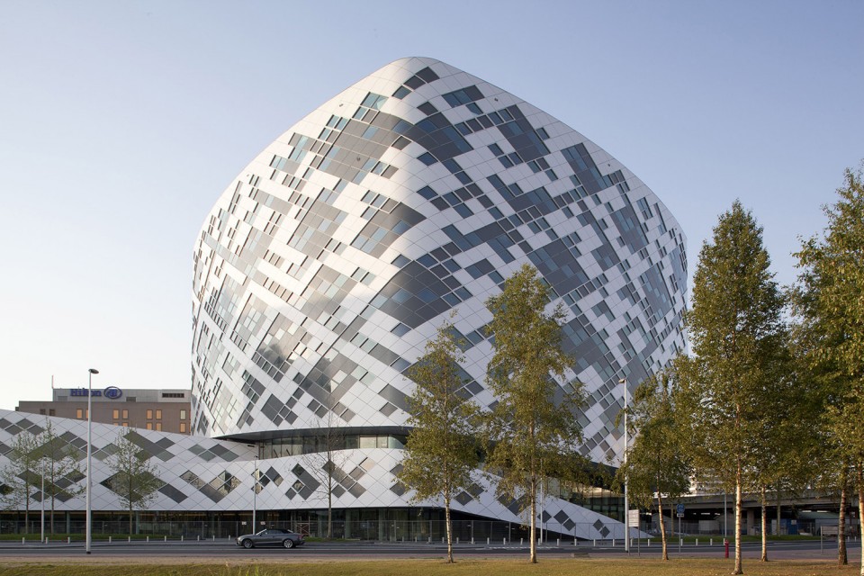 03_Photo Mecanoo_Cube shaped volume rotated 45 degrees Hilton Amsterdam Airport Schiphol