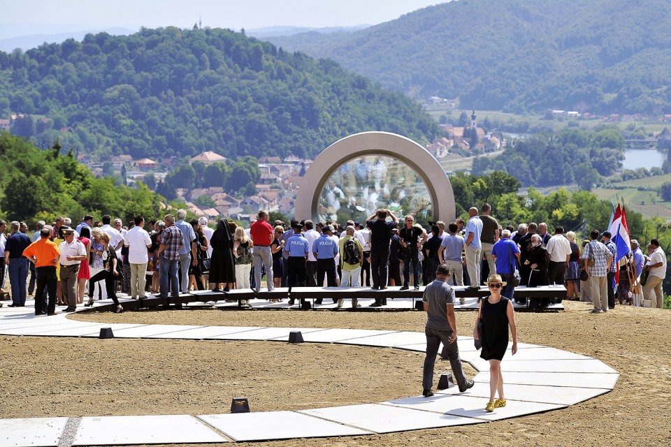 H. Kostajnica, 10.08.2015 - Otkrivanje spomenika posvecenog snimatelju HRT-a Gordanu Ledereru