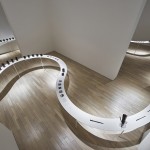 nendo用33米长漂浮之桌为GYRE打造巡回展 / nendo
