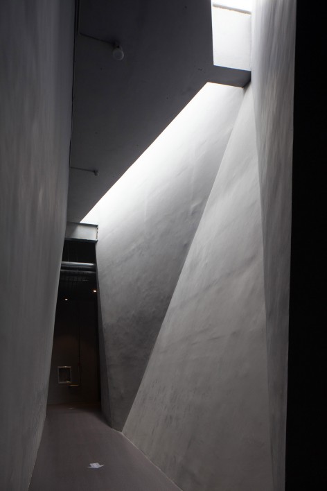 005 死难矿工遗骨保护大棚 slope02