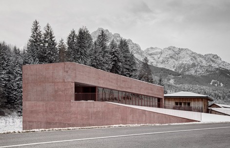 Vierschach的红色消防站，意大利 / Pedevilla Architects