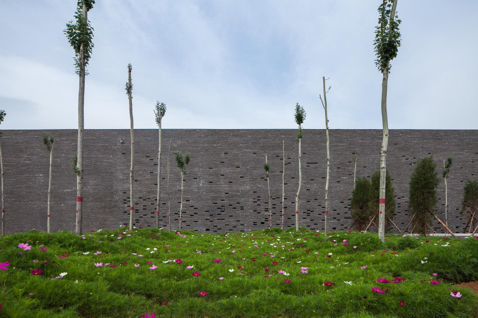 01 抗暴青工遗骨保护大棚 east facade01