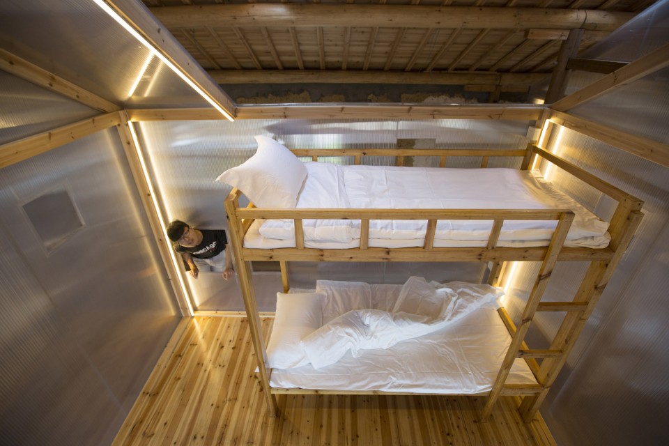 010 房中房是青旅的居住单元 hostel-in-pingtian-village-china-by-he-wei