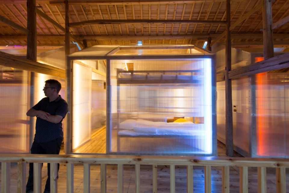 015 房中房-色彩光的加入使它更具活力 hostel-in-pingtian-village-china-by-he-wei