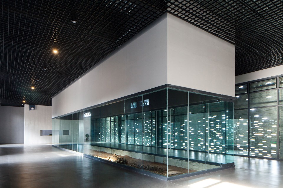022 抗暴青工遗骨保护大棚 interior04
