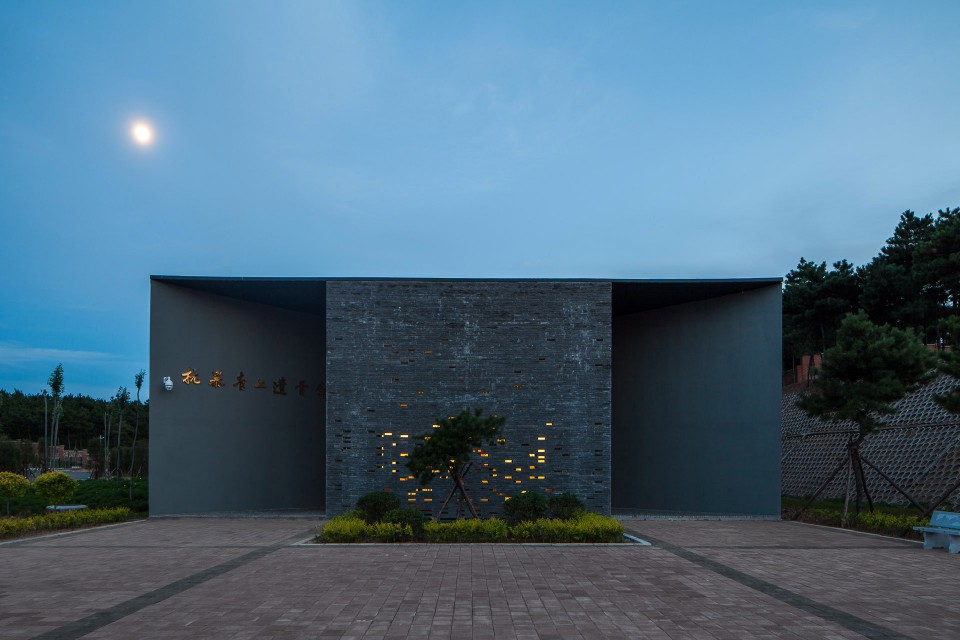024 抗暴青工遗骨保护大棚 main facade02