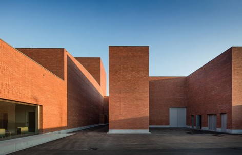 Llinars del Vallès礼堂剧院，西班牙 / Álvaro Siza Vieira + Aresta Arquitectura