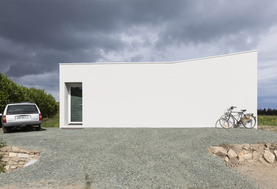 011-House For a Photographer by Studio Razavi Architecture