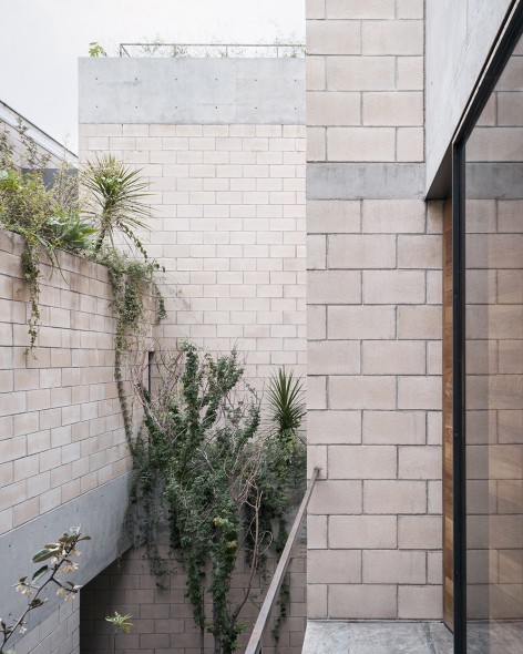 012-ANTONIO SOLA TOWN-HOUSES by Jorge Ambrosi y Gabriela Etchegaray
