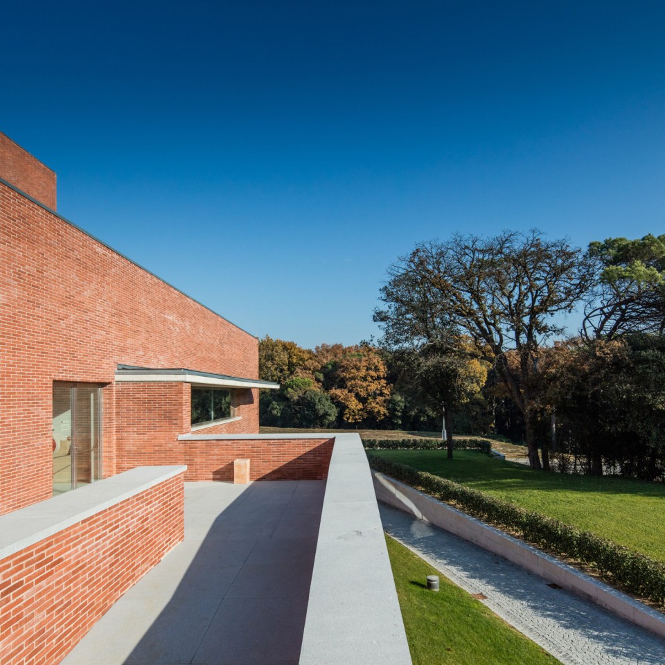 047-Public Auditorium in Llinars del Vallès, Barcelona by Álvaro Siza Vieira + Aresta Arquitectura