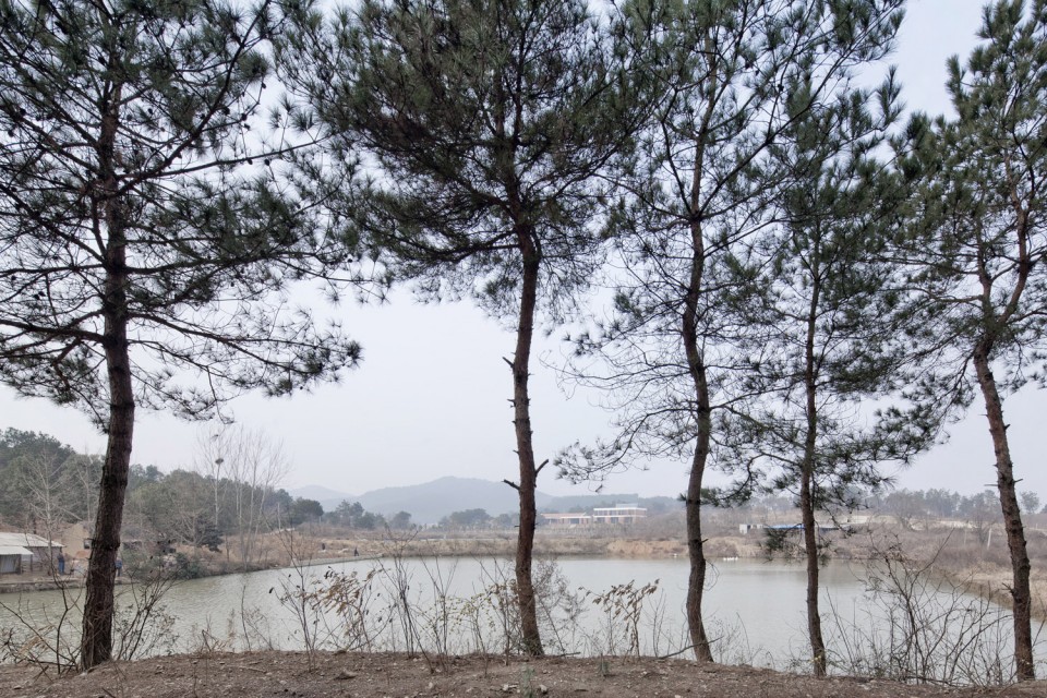 图02水塘对岸的砖房