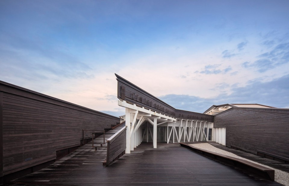 沙丘地带的多功能建筑，葡萄牙 / ARX Portugal