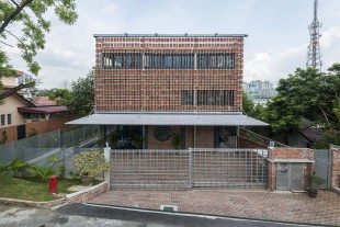 010-Clay Roof House by DRTAN LM Architect