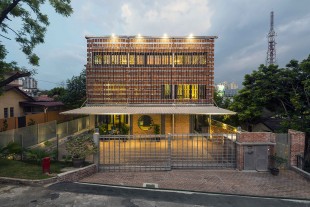 014-Clay Roof House by DRTAN LM Architect