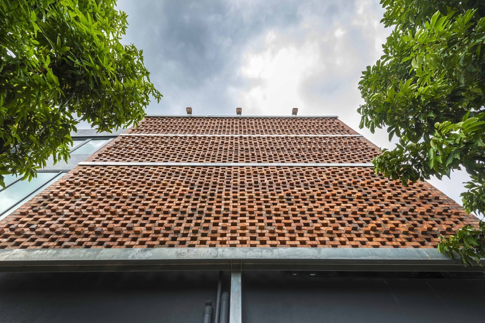 033-Clay Roof House by DRTAN LM Architect
