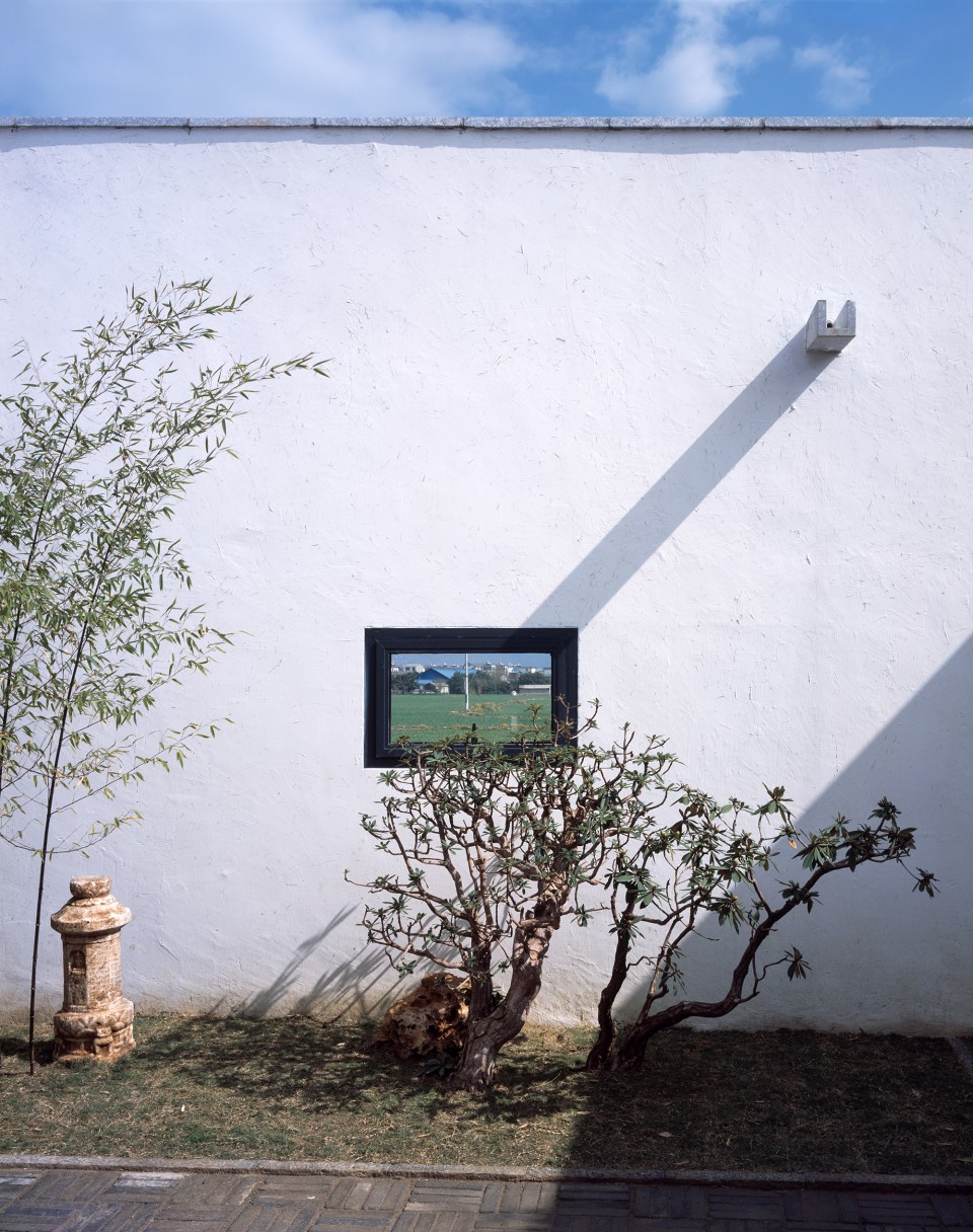 1- photo 004_前庭的小窗,透过厨房长窗望向远方的田野 Zhu an by Zhaoyang Architects
