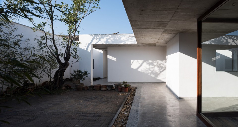 1- photo 005_从前庭回望入口 Zhu an by Zhaoyang Architects