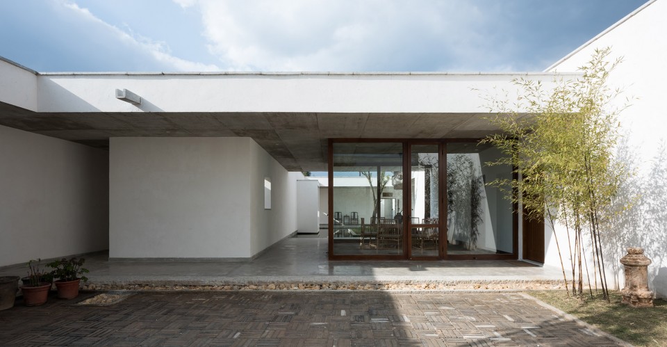 1- photo 007_ 穿越餐厅北望中庭 Zhu an by Zhaoyang Architects